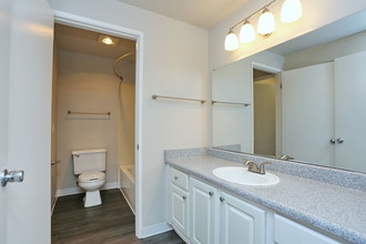 Centrepointe Greens in Everett, WA - Building Photo - Interior Photo