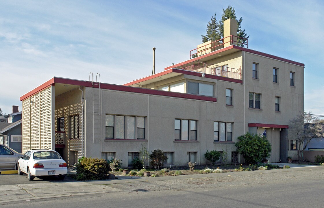 Hathaway Apartments in Puyallup, WA - Building Photo