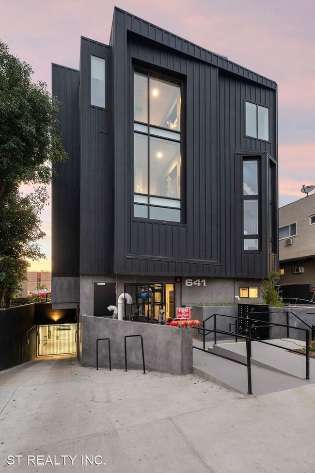 One Bedroom Townhome in Hollywood! in Los Angeles, CA - Building Photo - Building Photo