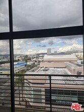 940 S Western Ave in Los Angeles, CA - Building Photo - Building Photo