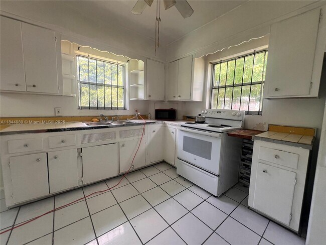 1720 NE 148th St in Miami, FL - Building Photo - Building Photo