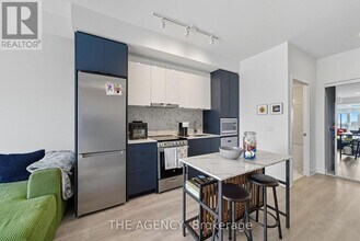 30 Upper Mall Wy in Vaughan, ON - Building Photo - Building Photo