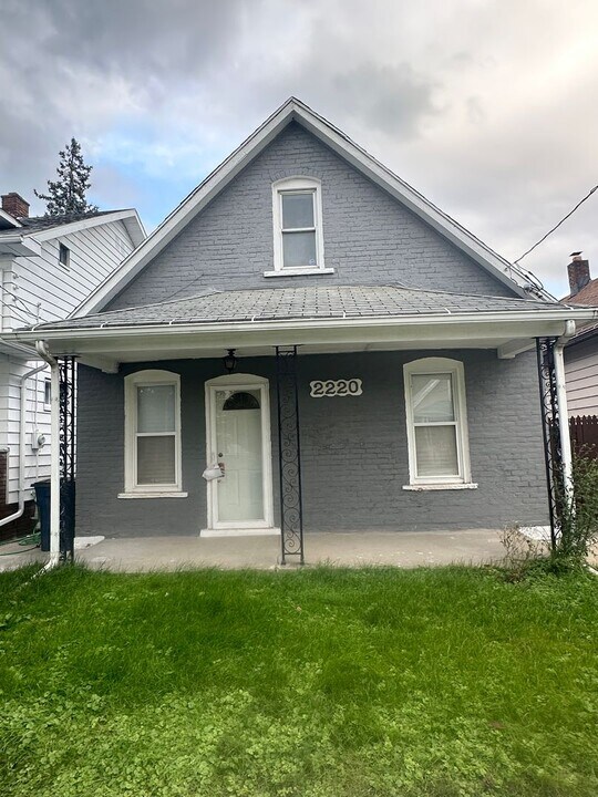 2220 Genesee St in Toledo, OH - Building Photo