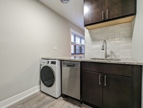 456 W Barry Ave, Unit 230 in Chicago, IL - Building Photo - Building Photo