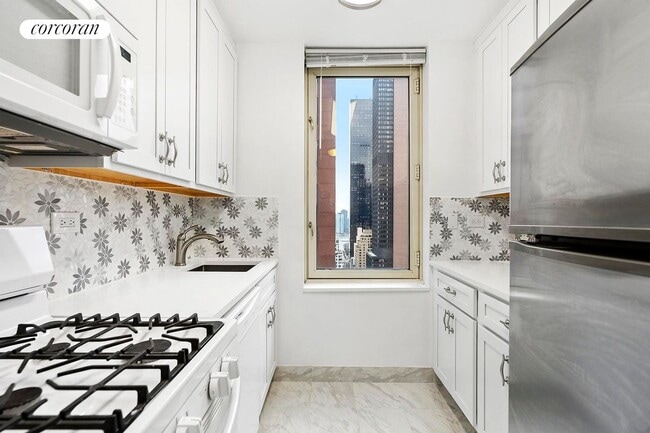 145 E 48th St in New York, NY - Foto de edificio - Building Photo