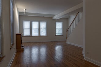 1720 W Beach Ave, Unit 2 in Chicago, IL - Foto de edificio - Building Photo