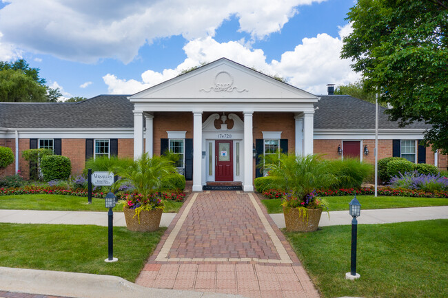 Versailles on the Lakes Oakbrook* in Oakbrook Terrace, IL - Foto de edificio - Building Photo