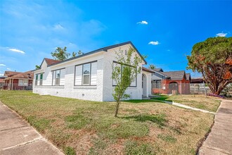 2020 Berry St in Houston, TX - Foto de edificio - Building Photo