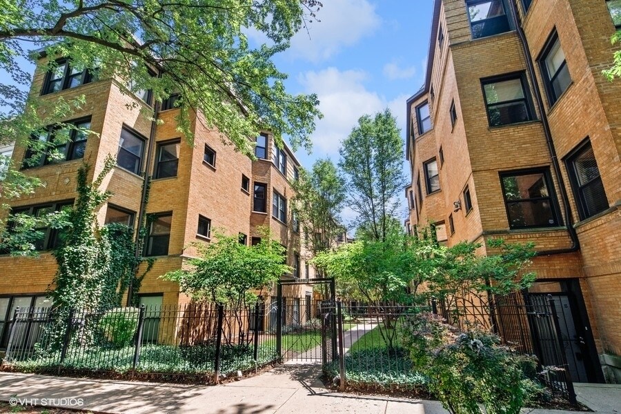 7635 N Greenview Ave in Chicago, IL - Building Photo
