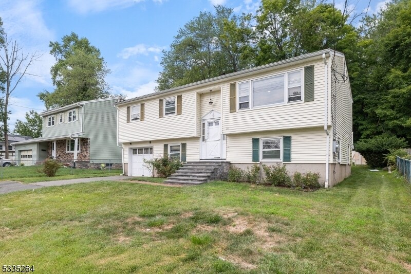 21 Farmingdale Dr in Parsippany Troy Hills, NJ - Building Photo