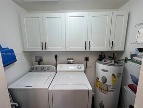 130 NW 57th St in Oakland Park, FL - Foto de edificio - Building Photo