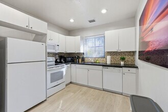 6715 NE Miami Pl in Miami, FL - Building Photo - Building Photo