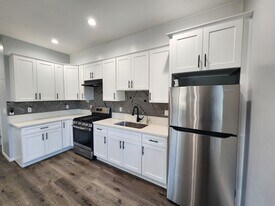 13933 Cantlay St in Van Nuys, CA - Building Photo