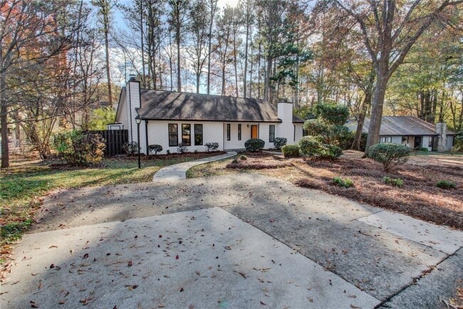 1010 Mathews Ct in Smyrna, GA - Building Photo - Building Photo