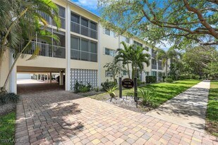 212 Banyan Blvd in Naples, FL - Building Photo