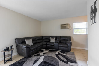 5755 Villas, LLC in Miami, FL - Building Photo - Interior Photo