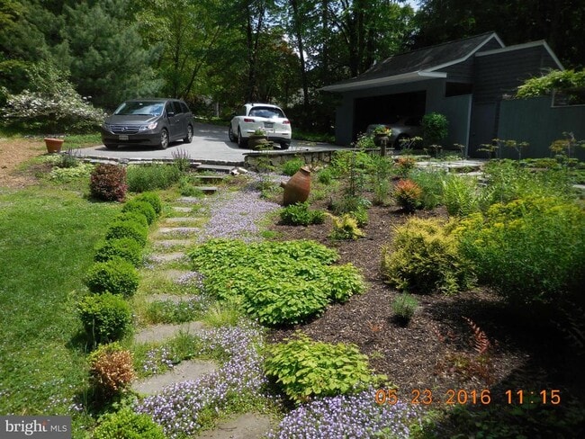 8 Azalea Ln
