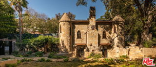 8978 Wonderland Park Ave in Los Angeles, CA - Building Photo