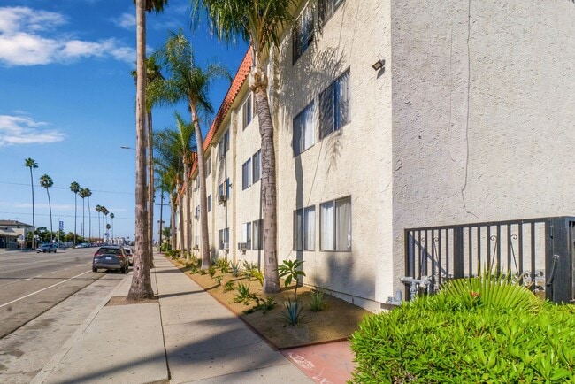 1666 N Avalon Blvd in Los Angeles, CA - Building Photo - Building Photo