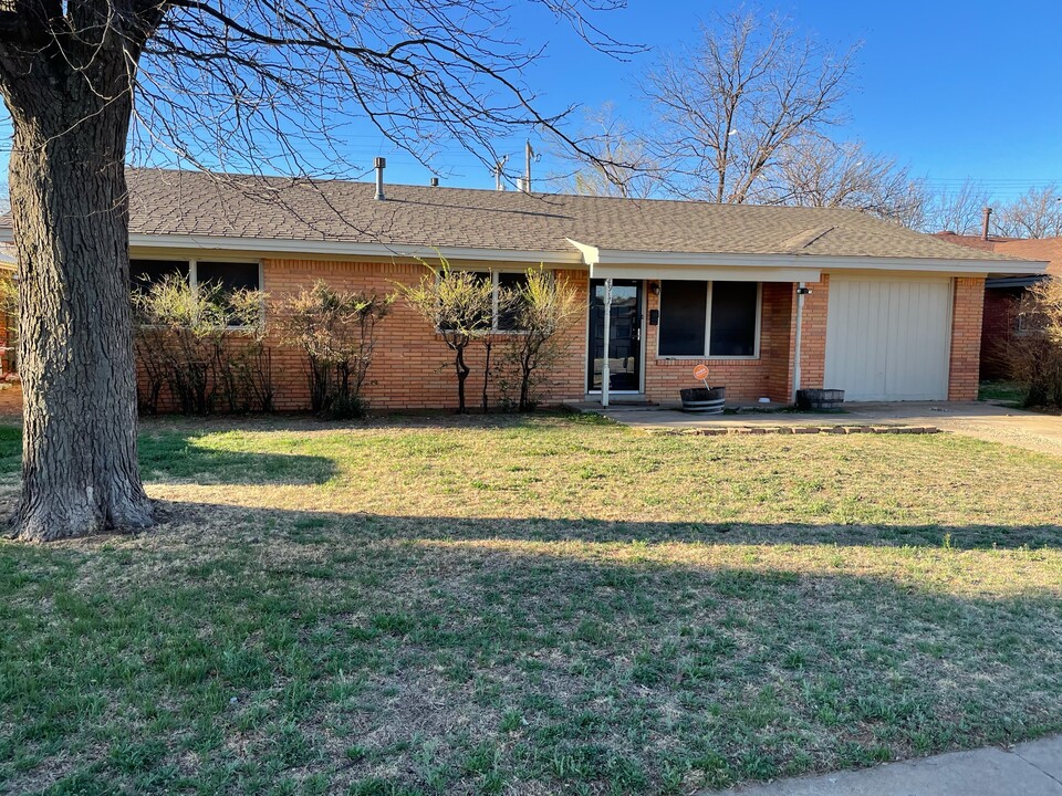 4917 9th St in Lubbock, TX - Foto de edificio