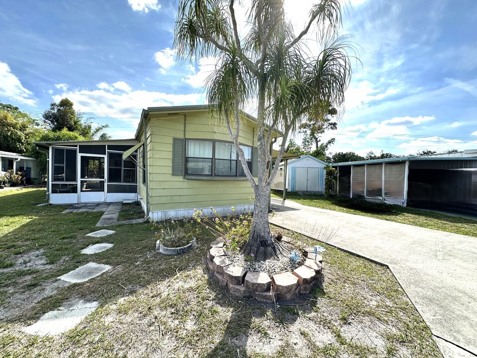 280 Flame Ln in North Fort Myers, FL - Foto de edificio