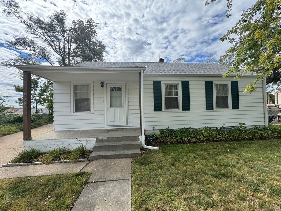 906 McLaughlin Cir in Bellevue, NE - Building Photo