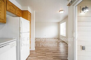8590 SE 72nd Ave in Portland, OR - Building Photo