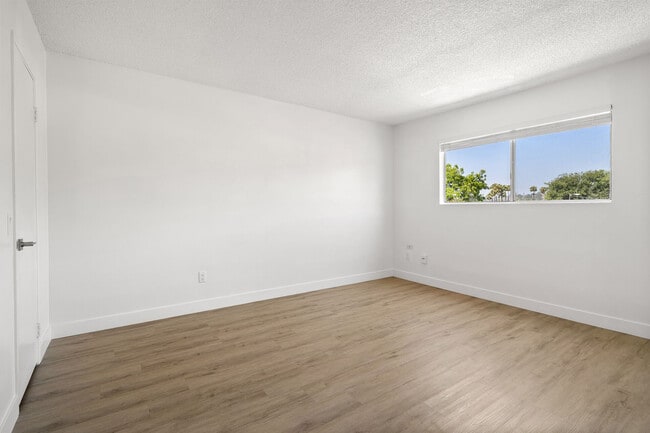 Valle at 9061 Kenwood in Spring Valley, CA - Foto de edificio - Building Photo