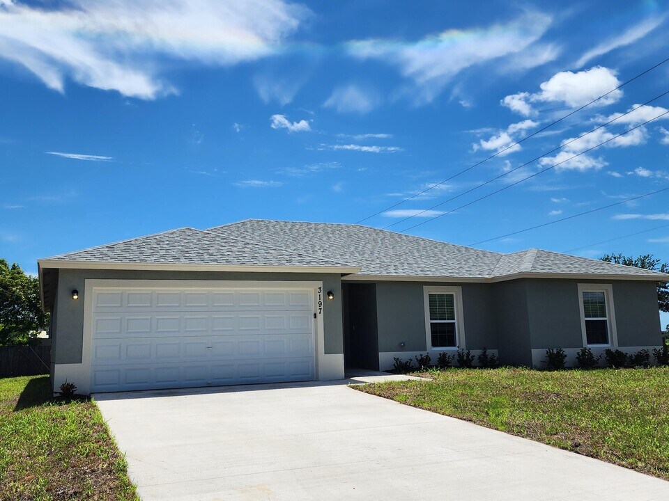 3197 SW Armucher St in Port St. Lucie, FL - Building Photo
