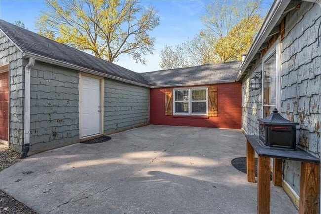 property at 2728 S Westport Rd