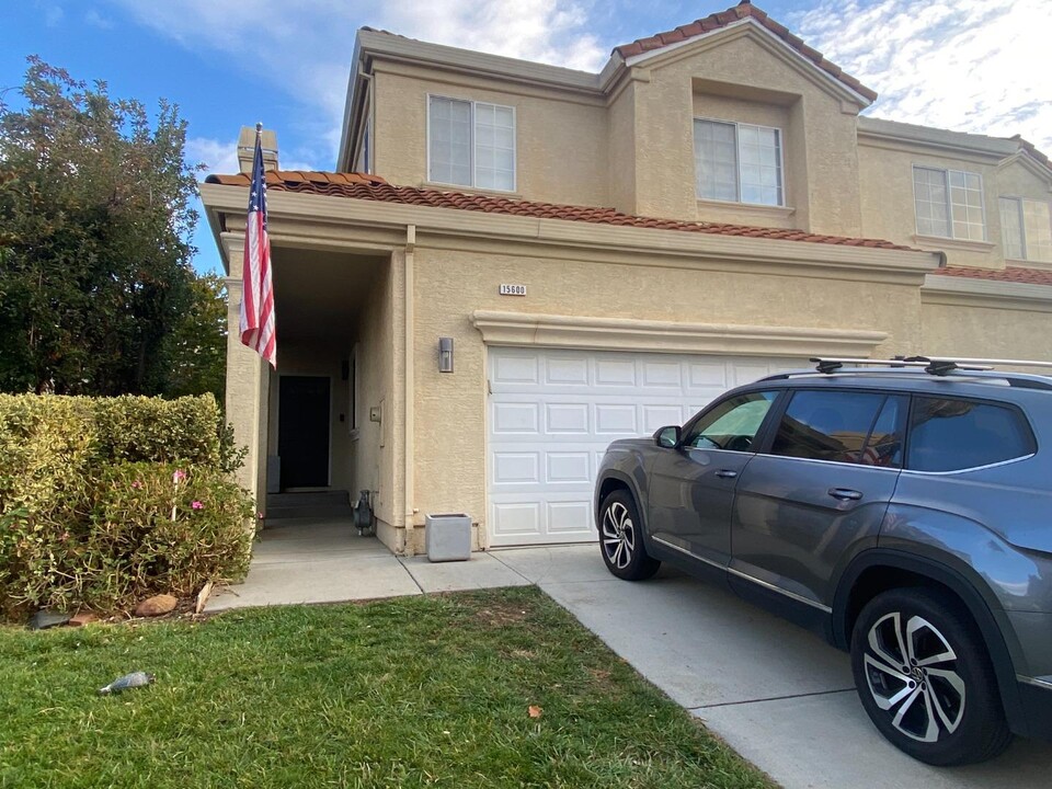 15600 La Jolla Dr in Morgan Hill, CA - Foto de edificio