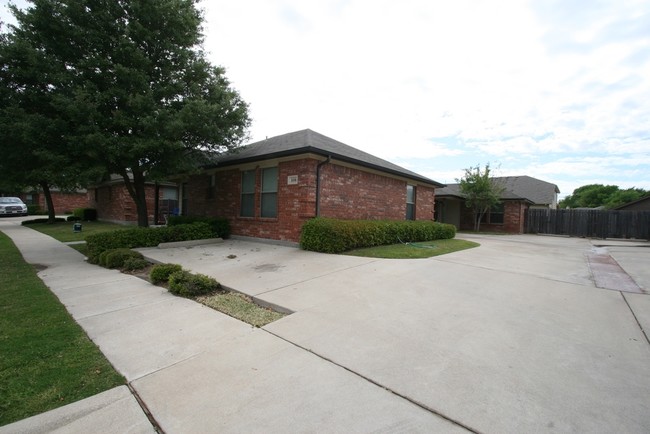 104 Stewart Bend Ct in Azle, TX - Building Photo - Building Photo