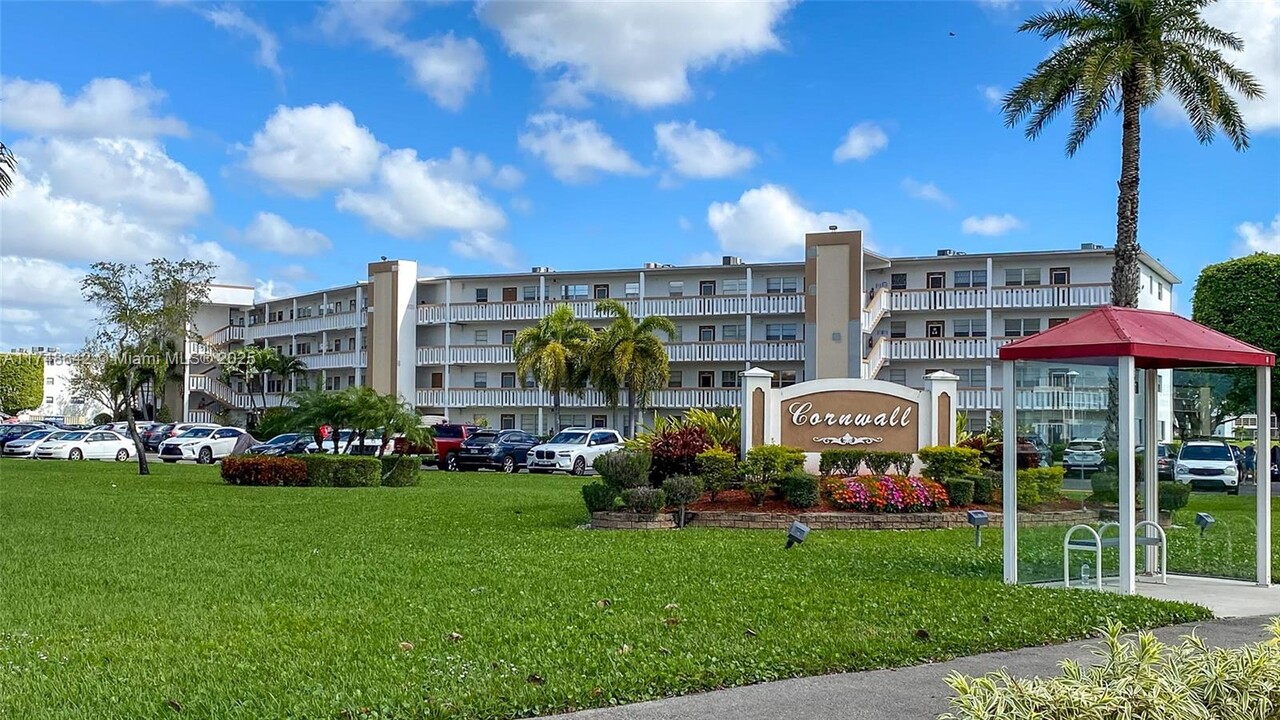 3009 Cornwall E in Boca Raton, FL - Foto de edificio