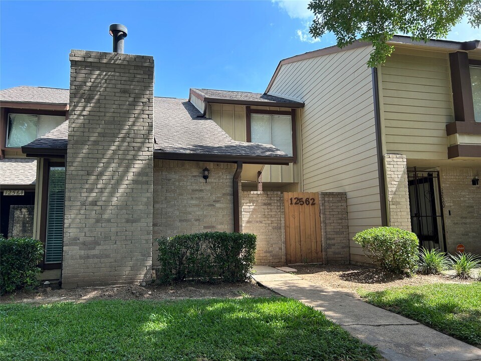 12562 Newbrook Dr in Houston, TX - Building Photo