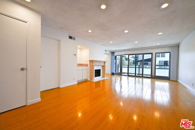 4200 Vía Dolce in Los Angeles, CA - Building Photo - Building Photo