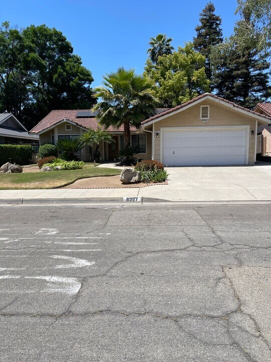6227 N Lodi Ave in Fresno, CA - Building Photo