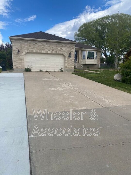 1328 W 2700 S in Syracuse, UT - Building Photo