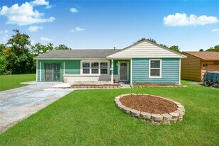 1902 W Gulf St in Baytown, TX - Building Photo