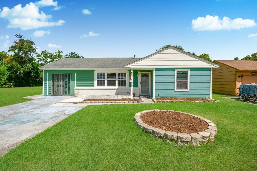 1902 W Gulf St in Baytown, TX - Building Photo