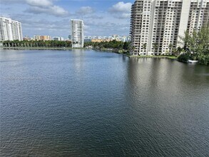 2999 Point E Dr in Aventura, FL - Building Photo - Building Photo