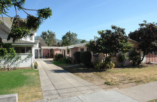 710-712 E Santa Barbara St in Santa Paula, CA - Building Photo - Building Photo