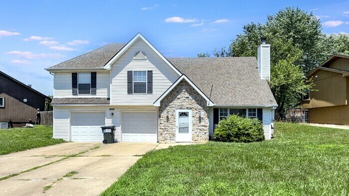 1505 SW Highland Dr in Lee's Summit, MO - Foto de edificio