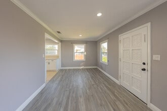 14947 Chatsworth St in Mission Hills, CA - Foto de edificio - Building Photo