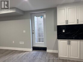 534 Daniel Clark Way in Oakville, ON - Building Photo