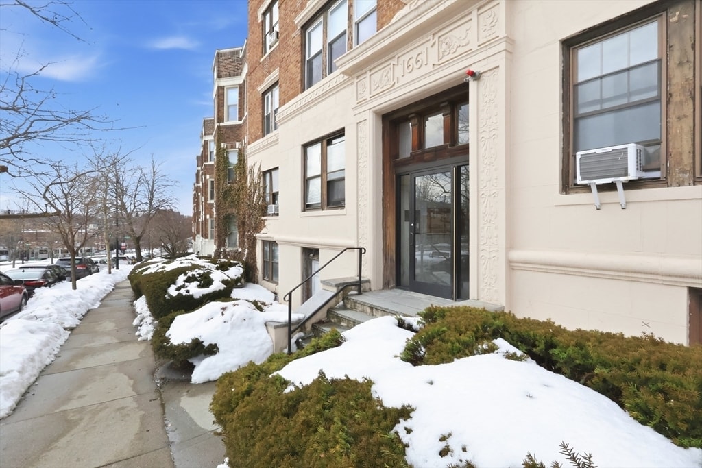 1661 Commonwealth Ave in Boston, MA - Foto de edificio