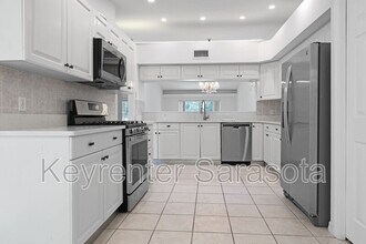 4561 Hidden View Pl in Sarasota, FL - Building Photo - Building Photo