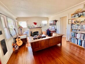 1042 W 14th St in San Pedro, CA - Foto de edificio - Building Photo