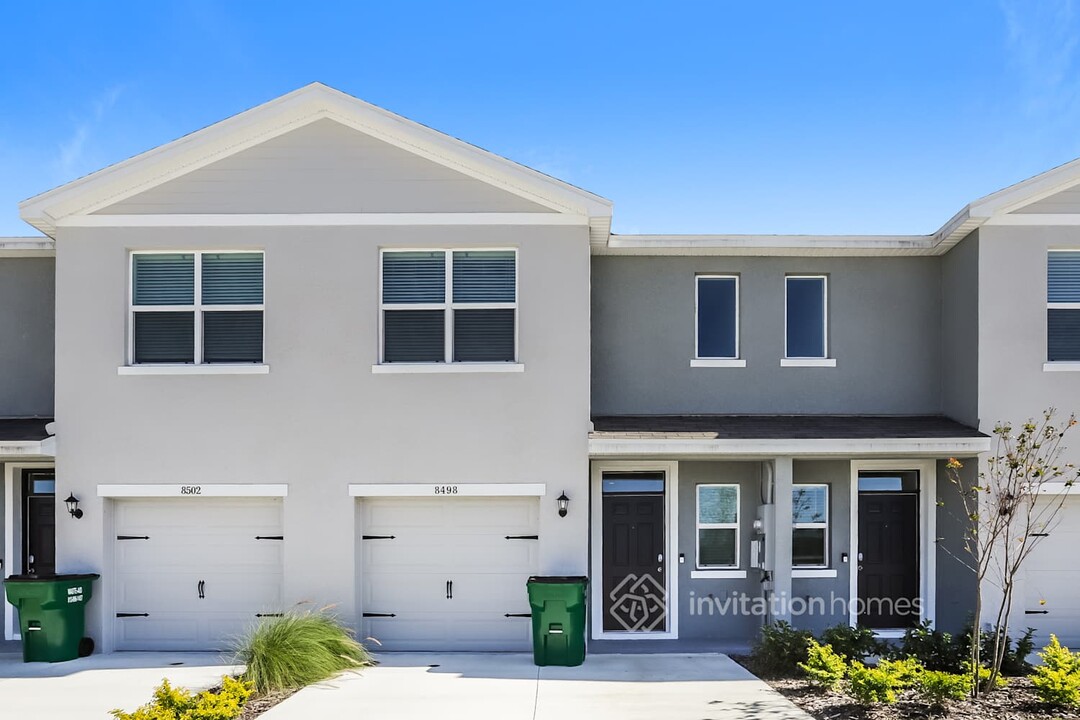 8498 Lofty Timber Wy in Wesley Chapel, FL - Foto de edificio