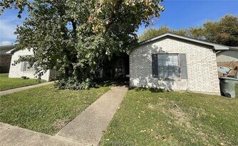 1525 Hillside Dr, Unit CS in College Station, TX - Building Photo