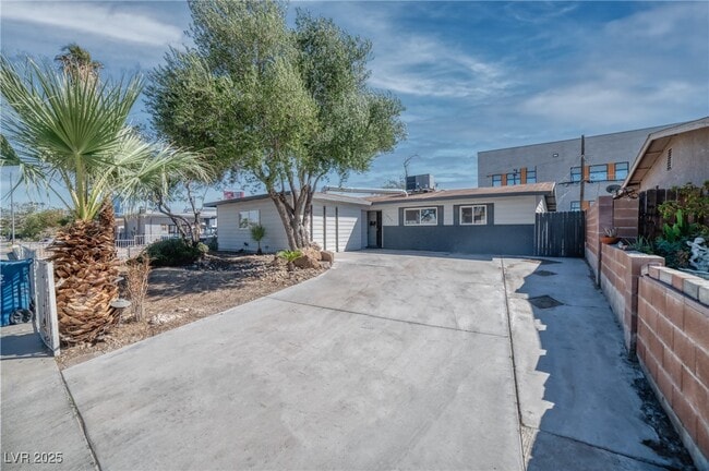 2825 Kings Way in Las Vegas, NV - Building Photo - Building Photo